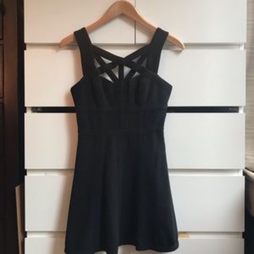 BCBG BLACK SHORT CRISS CROSS DRESS